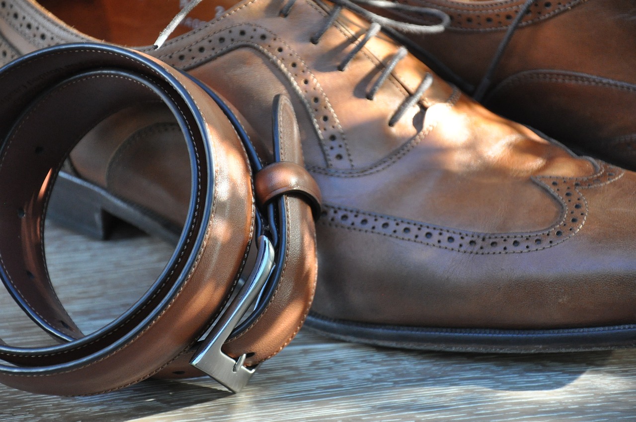 Schuhe zum Anzug, braune Oxfords Schuhe mit passendem braunen Ledergürtel