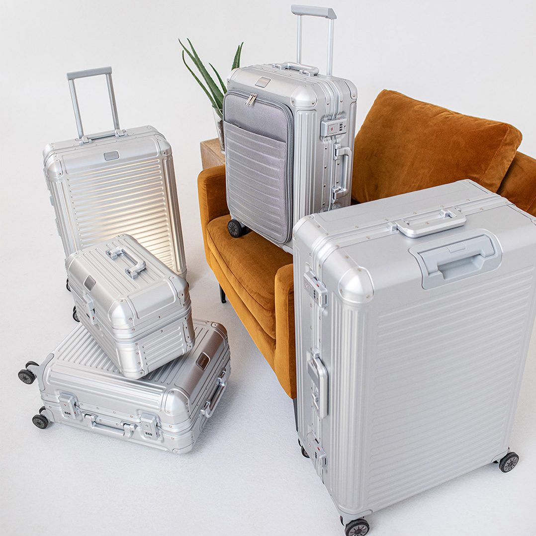 silberne Reisetaschen und Koffer in verschiedenen Ausführungen