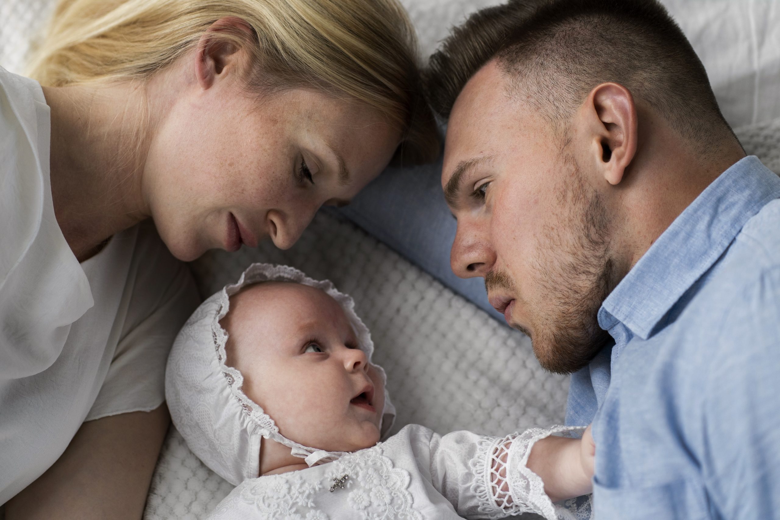 Profilbild: Erstausstattung Babys, eine Mutter und ein Vatter mit einem Baby in der Mitte